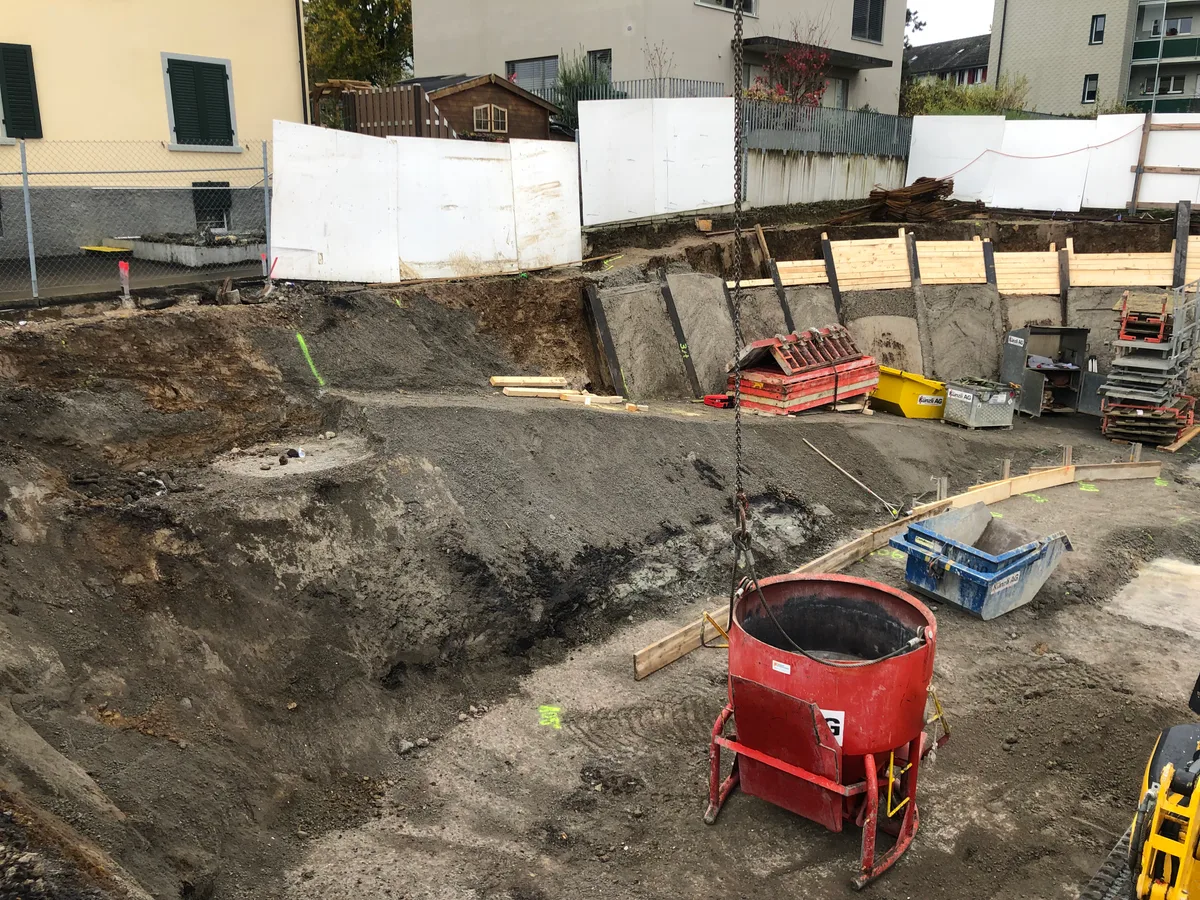 Auf einer Baustelle an der Hofstrasse 40 in Wetzikon, schräg vis-a-vis dem neuen Migros-Gebäude, sieht man eine Schieferkohleschicht. Hier im Industriequartier Schöneich befand sich das alte Kohlebergwerk. Die Aufnahmen sind vom 9.11.2022.